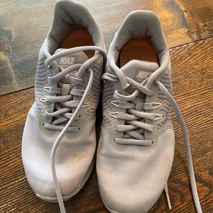 Women’s Nike shoe size 6